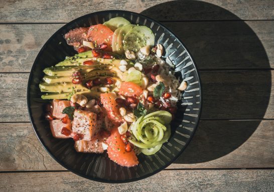 Lachs & Gemüse Teller mit rohem Lachs und Gemüse