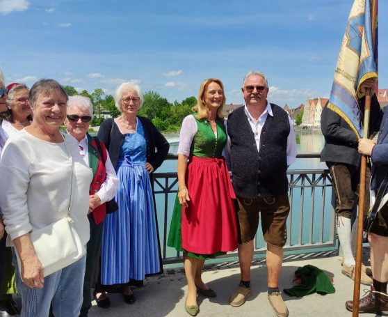 OBin Baumgartl gibt uns die Ehre Aufstellung auf der Karolinenbrücke mit der Oberbürgermeisterin
