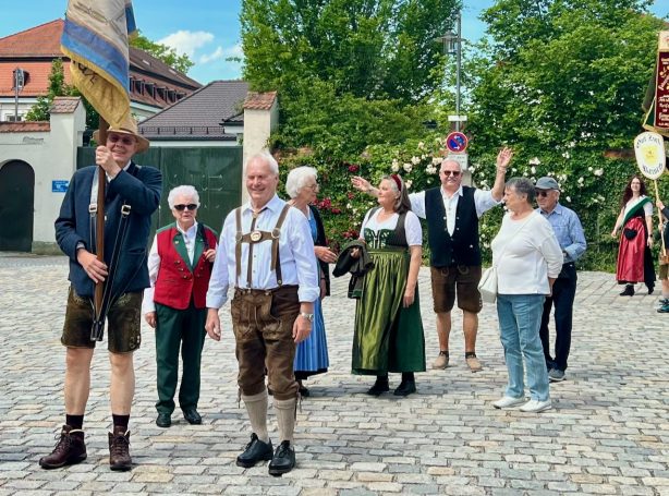 Mit der Fahne am Roßmarkt Marsch zur Festwiese