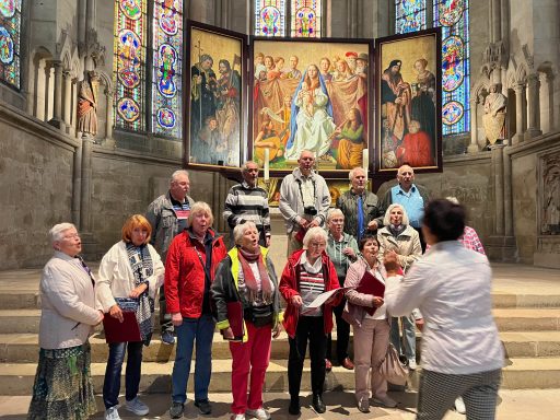 Naumburger Dom vor dem berühmten Marienaltar