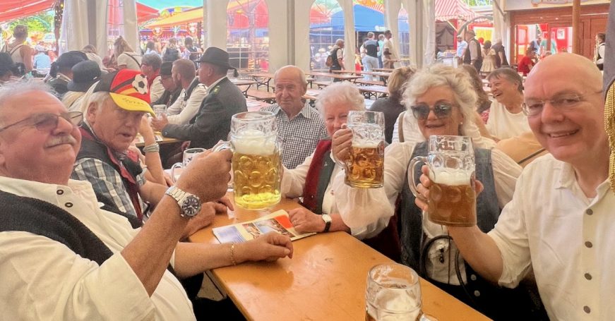 im Bierzelt angekommen Am Tisch mit Bier