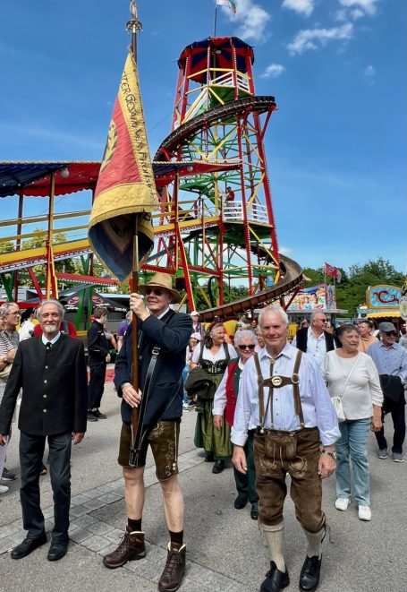 Festwiese erreicht, mit Tobbogan Vor dem Zelt mit tobbogan